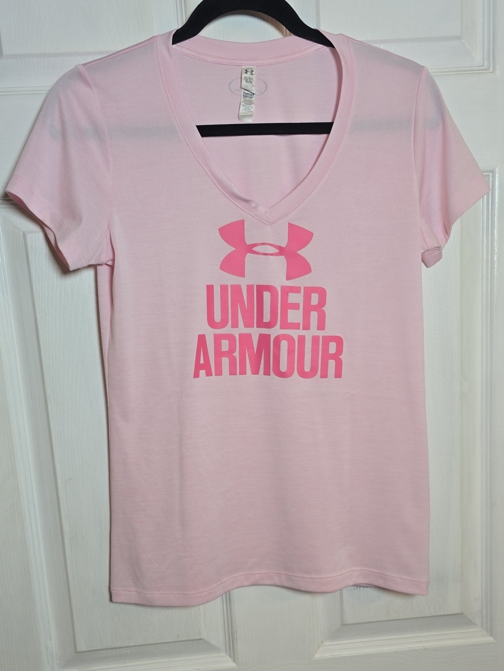 Under Armour Womens Size XS Extra Small Light Pink V-Neck Logo Tshirt Tee